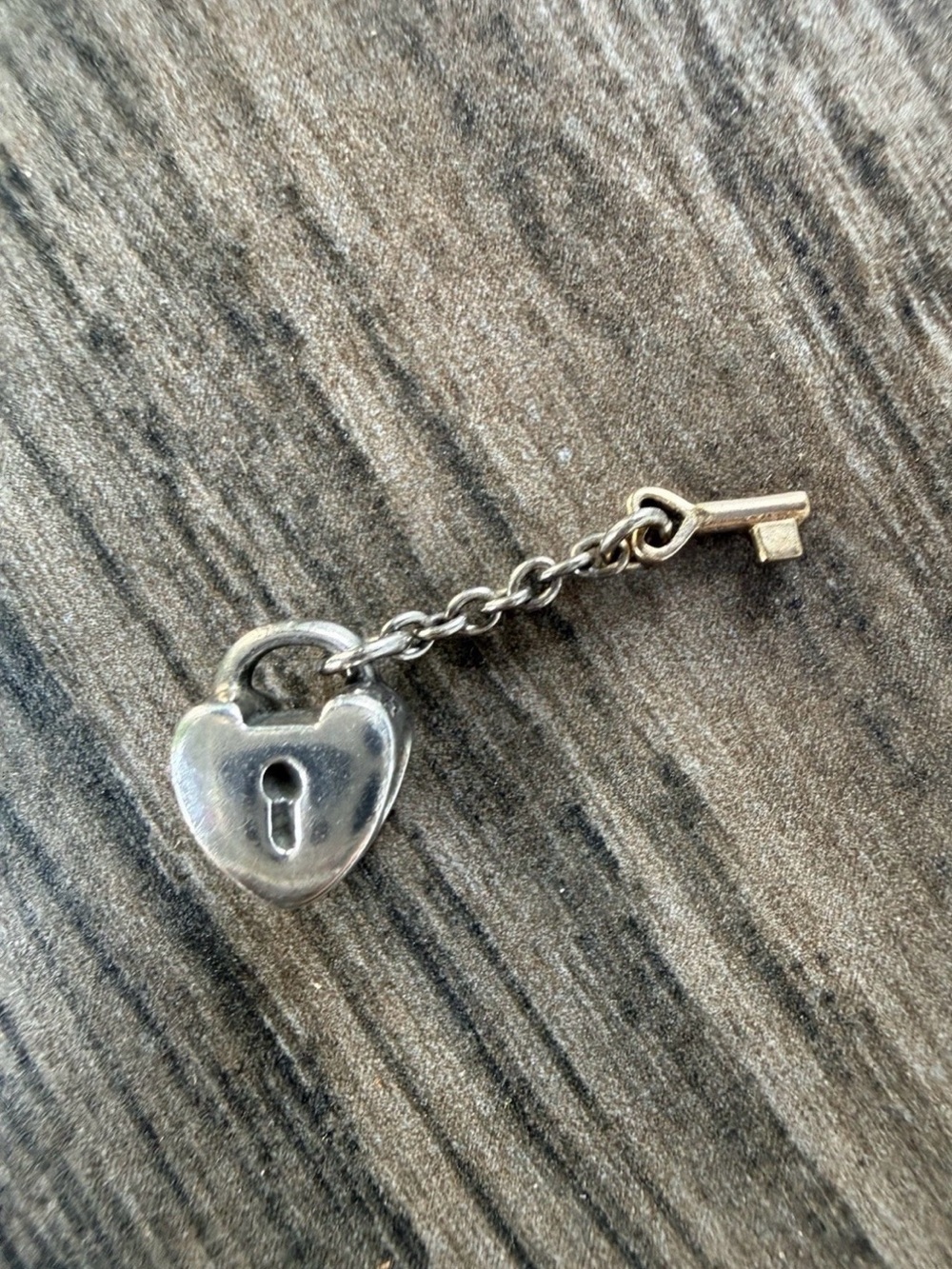 ❤️🔑❤️Authentic Pandora “Key to My Heart” Charm – Sterling Silver – Retired❤️🔑❤️